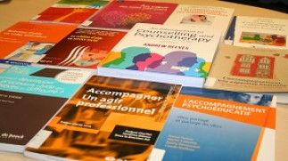 Vitrine thématique sur l'accompagnement et la relation d'aide — Bibliothèque Campus de Laval