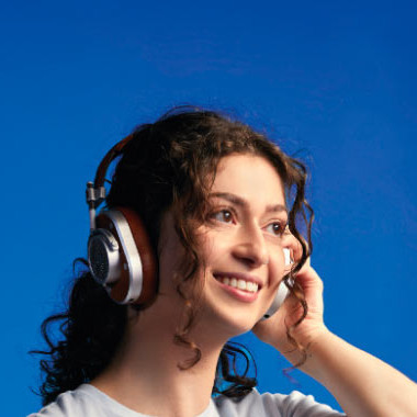 Jeune femme avec un casque d'écoute