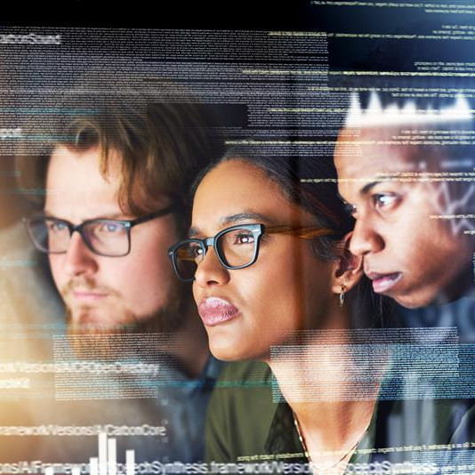 Personnes étudiantes qui regardent un écran